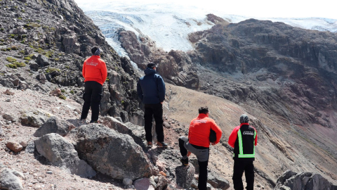 Bomberos realizan inspecciones en la zona del volcán Cayambe. 