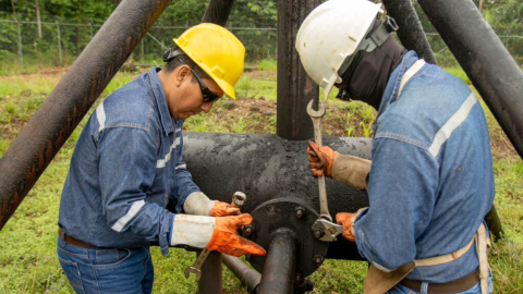 Técnicos de Petroecuador extinguen el mechero del campo Sacha.