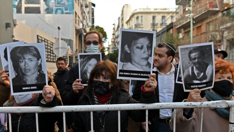 Familiares de las víctimas del atentado contra la AMIA sostienen fotografías.