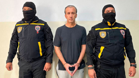 Tareck El Aissami escoltado por miembros de la Policía Nacional Anticorrupción de Venezuela.