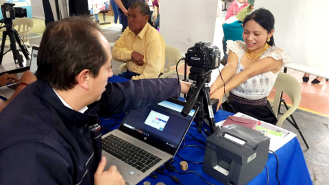 Una ciudadana en la oficina del Registro Civil en Otavalo, el 8 de abril de 2024.