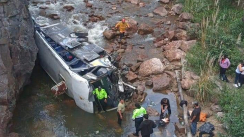 Un bus se volcó en la vía Cuenca-Loja y quedó sobre las piedras de un río, este 12 de abril de 2024.