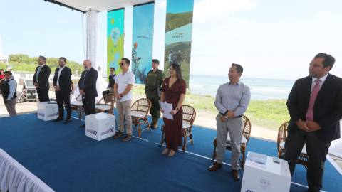 La ministra de Energía, Andrea Arrobo, junto al presidente Daniel Noboa (centro), en la presentación de un proyecto fotovoltaico, en Santa Elena, febrero de 2024.