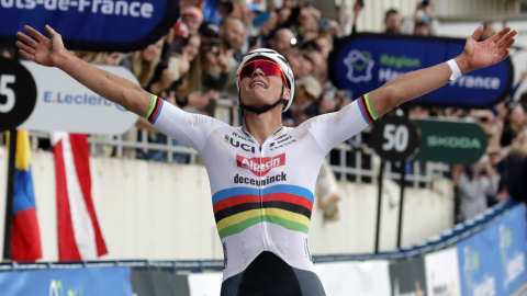 Mathieu Van der Poel celebra su victoria en París-Roubaix, el 7 de abril de 2024.