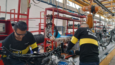 Imagen referencial de una fábrica de ensamblaje de motos, en Quito, marzo de 2024. 