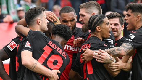 Los jugadores del Bayer Leverkusen festejan un gol en la Bundesliga, el 14 de abril de 2024. 