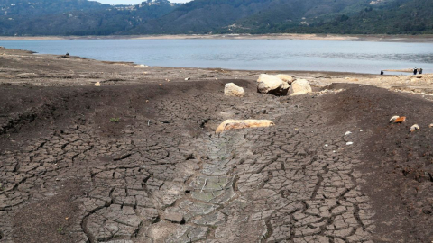 El embalse San Rafael ubicado en el municipio de La Calera (Colombia), durante la sequía que afecta a Bogotá y ha obligado a cortes de agua, en abril de 2024.