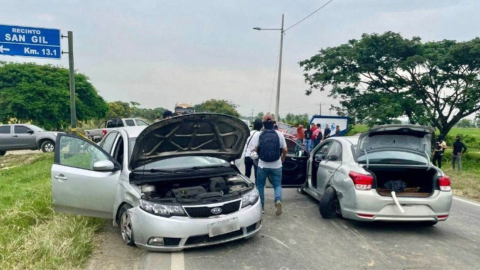 Dos autos quedaron en la escena de la balacera en la vía a Samborondón, el 15 de abril de 2024.