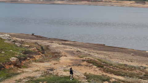 Con extensas playas formadas por la falta de agua se observa el 11 de abril el embalse San Rafael, ubicado en el municipio de La Calera, en Colombia. 