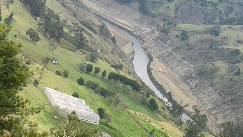 Vista del embalse de Mazar, desde Guachapala, Azuay, el 16 de abril de 2024.