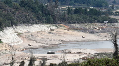 Imagen panorámica del embalse San Rafael en el municipio La  Calera, en Colombia, totalmente seco, 11 de abril de 2024.