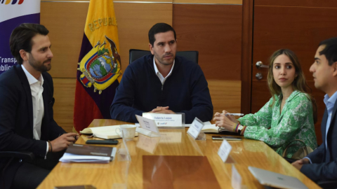 Roberto Luque (c), ministro de Transporte. Foto del 9 de abril de 2024.