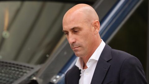 El expresidente de la federación española de fútbol, Luis Rubiales, abandona la Audiencia Nacional de Madrid el 15 de septiembre de 2023.