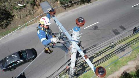 Imagen referencial de un trabajador de la Empresa Eléctrica Quito en abril de 2024.