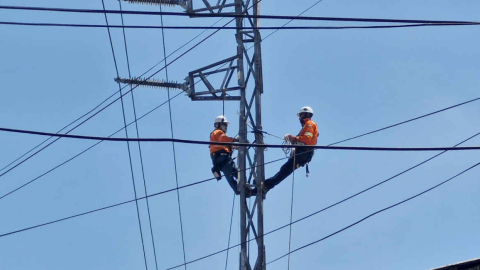 Imagen referencial de trabajadores de la Empresa Eléctrica Quito en abril de 2024.