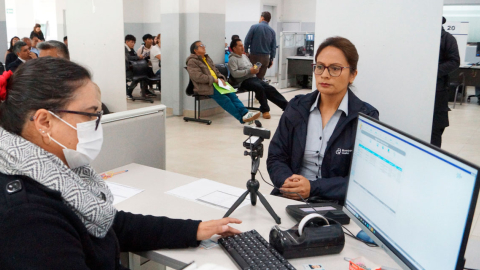 Ciudadana realiza trámite para obtener la licencia de conducir.