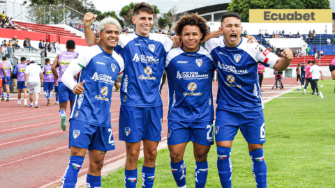 Los jugadores de Imbabura festejan un gol ante Católica en Ibarra, el 18 de abril de 2024.