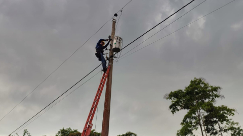 Un trabajador de CNEL en 2024.