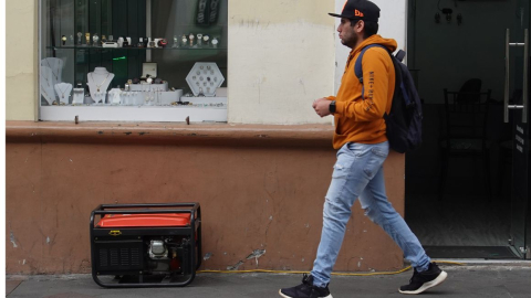 Negocios del centro de Cuenca han instalado generadores de energía para enfrentar los cortes de luz. 