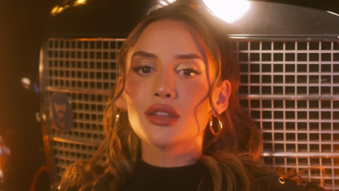 Maga Córdova, cantante guayaquileña en el videoclip de su última canción 'Vuelvo a Volar (Highlighter)'.