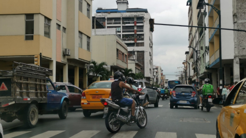 Semáforo sin energía eléctrica en la calle Rumichaca, en el centro de Guayaquil, el 18 de abril de 2024.