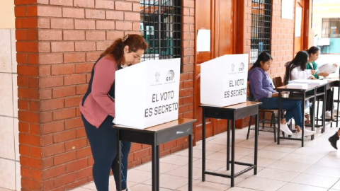 Votantes en elecciones 2023 en Ecuador.