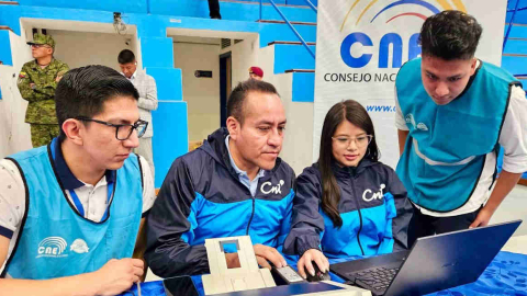 Imagen referencial de trabajadores de CNT y el CNE en el proceso de consulta popular, 19 de abril de 2024.