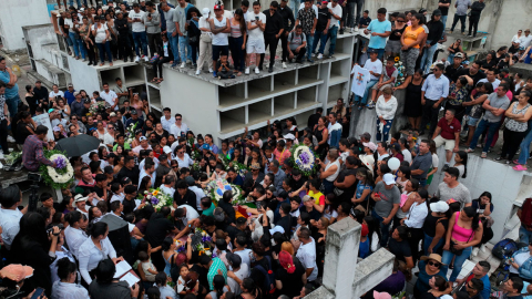 Cientos de ciudadanos acudieron al sepelio de José Sánchez, alcalde asesinado a tiros.