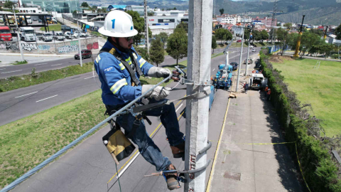 Imagen referencial de un trabajador de la Empresa Eléctrica Quito en abril de 2024.