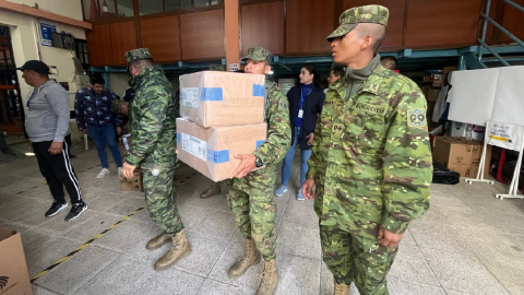 Miembros de las Fuerzas Armadas realizaron la entrega de los kits electorales en el país.