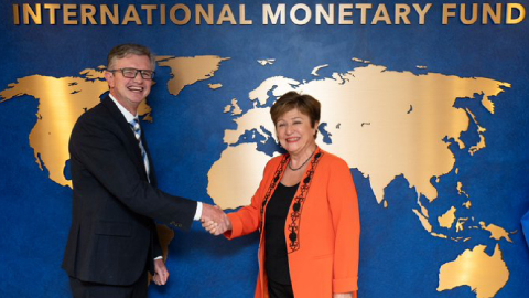 El ministro de Economía, Juan Carlos Vega, junto a la principal del FMI, Kristalina Georgieva.