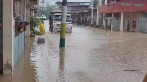 El río Pescadillo se desbordó en Flavio Alfaro, cantón de Manabí, en el inicio de la consulta popular, el 21 de abril de 2024.