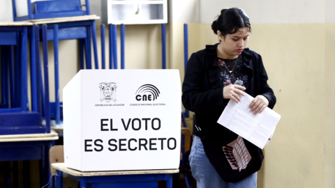 En el colegio fiscal 9 de Octubre, de Guayaquil hubo escasa asistencia de votantes debido a la lluvia. Foto del 21 de abril de 2024.