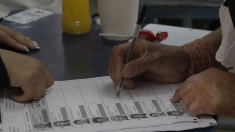 Voto en el Colegio Benalcázar de Quito, el 21 de abril de 2024.