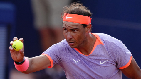 El español Rafael Nadal muestra el balón al italiano Flavio Cobolli durante el ATP de Barcelona, ​​el 16 de abril de 2024.