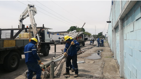 Brigadas técnicas de CNEL reparan postes tras un siniestro de tránsito, en la Avenida Sufragio, en Guayaquil. Foto del 19 de abril de 2024.