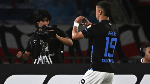 Alex Arce festeja el gol del empate de Liga de Quito, ante Junior de Barranquilla, el 23 de abril de 2024 en el estadio Metropolitano.