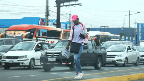 Un vendedor informal en Guayaquil, el 16 de febrero de 2024. 