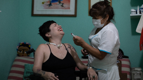 La psicóloga Ana Estrada, que padece una polio incurable y progresiva desde los 12 años, posa para fotografías en su casa de Lima, el 15 de febrero de 2020.