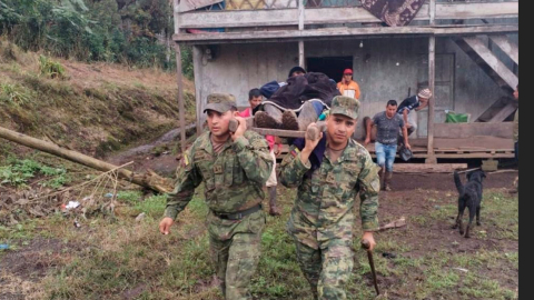 Militares colaboran con la evacuación de ciudadanos afectados por el aluvión en Alausí.