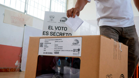 Ciudadano vota durante la consulta y referendo de Ecuador, el domingo 21 de abril de 2024.
