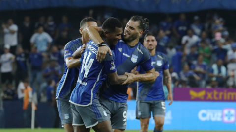 Jugadores de Emelec celebrando su gol ante Delfín, 21 de marzo de 2024.