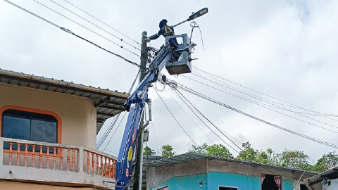 Trabajadores de la empresa eléctrica en obras de reparación el 23 de abril de 2024.