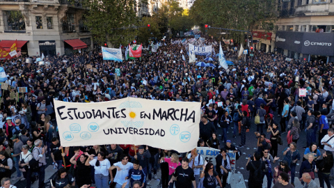 Manifestantes marchan en protesta por el ajuste presupuestario de las universidades públicas en Buenos Aires el 23 de abril de 2024.