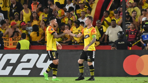 Damián Díaz celebra con su compañero Joao Rojas después de marcar un gol durante el partido entre Barcelona y Talleres de Argentina en el Estadio Banco Pichincha, el 10 de abril de 2024.