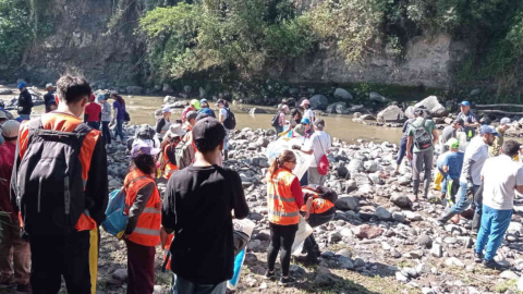 Imagen referencial de personas realizando trabajo comunitario en Quito.