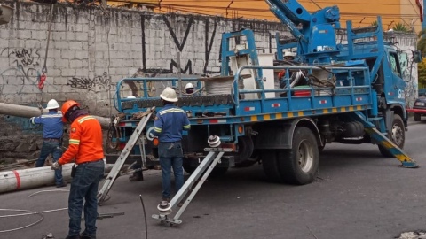 Imagen referencial. Trabajos de la Empresa Eléctrica de Quito, el 23 de abril de 2024.