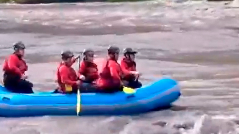 Equipos de búsqueda y rescate avanzan por río Upano tras la caída de una camioneta con pasajeros.