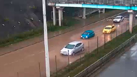 Autos circulan por calles inundadas en la ciudad de Cuenca, en Azuay, este 24 de abril de 2024.