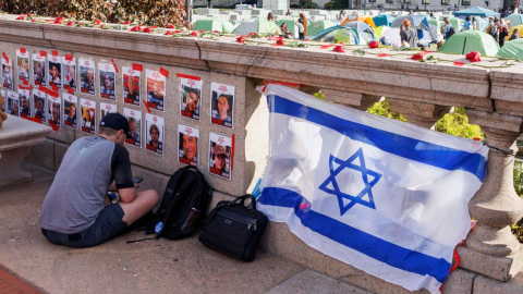 Una bandera de Israel se colocó frente al grupo que realiza protestas pro-palestinas, en la Universidad de Columbia, el 25 de abril.